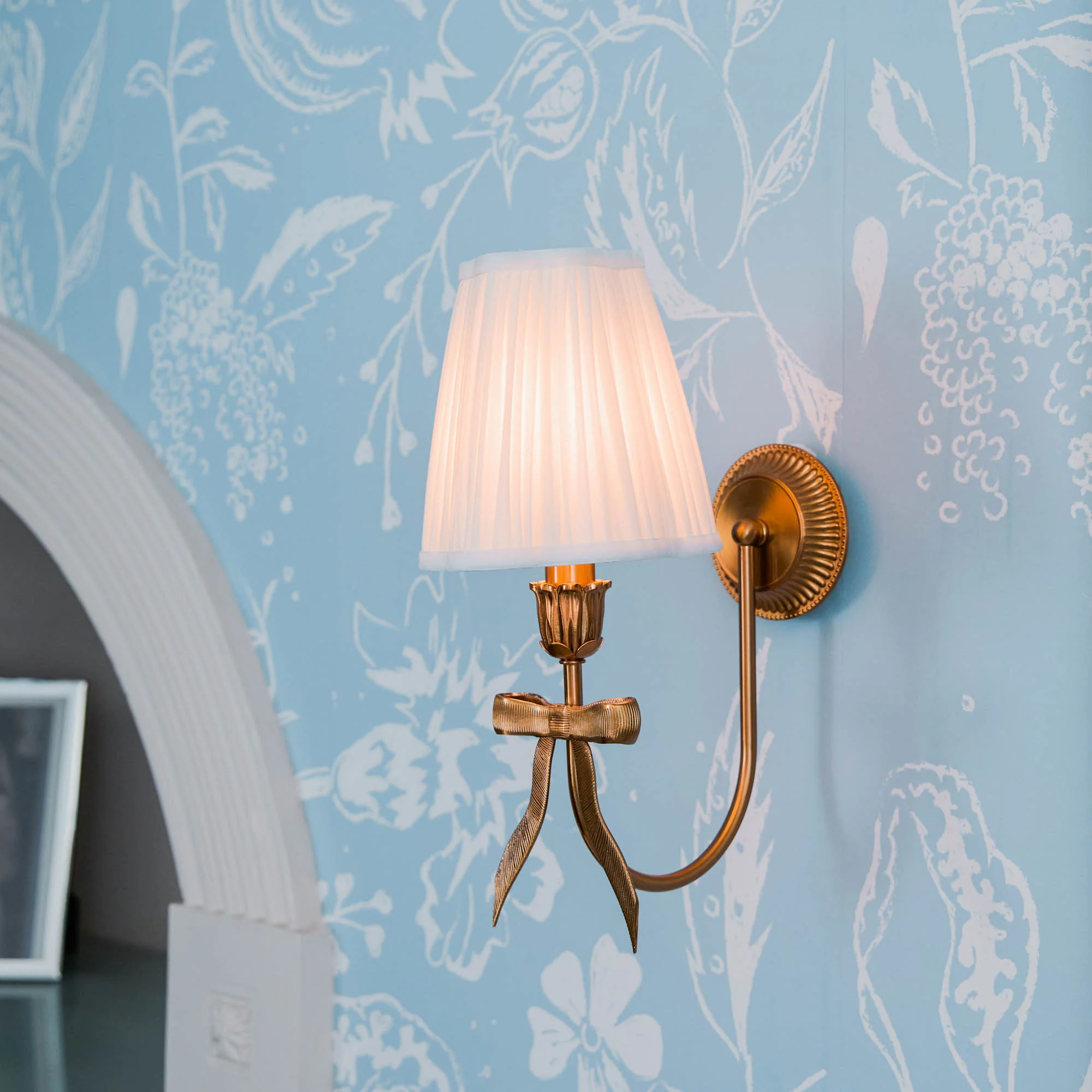 Marilyn Bow Rechargeable Wall Light - Image 3