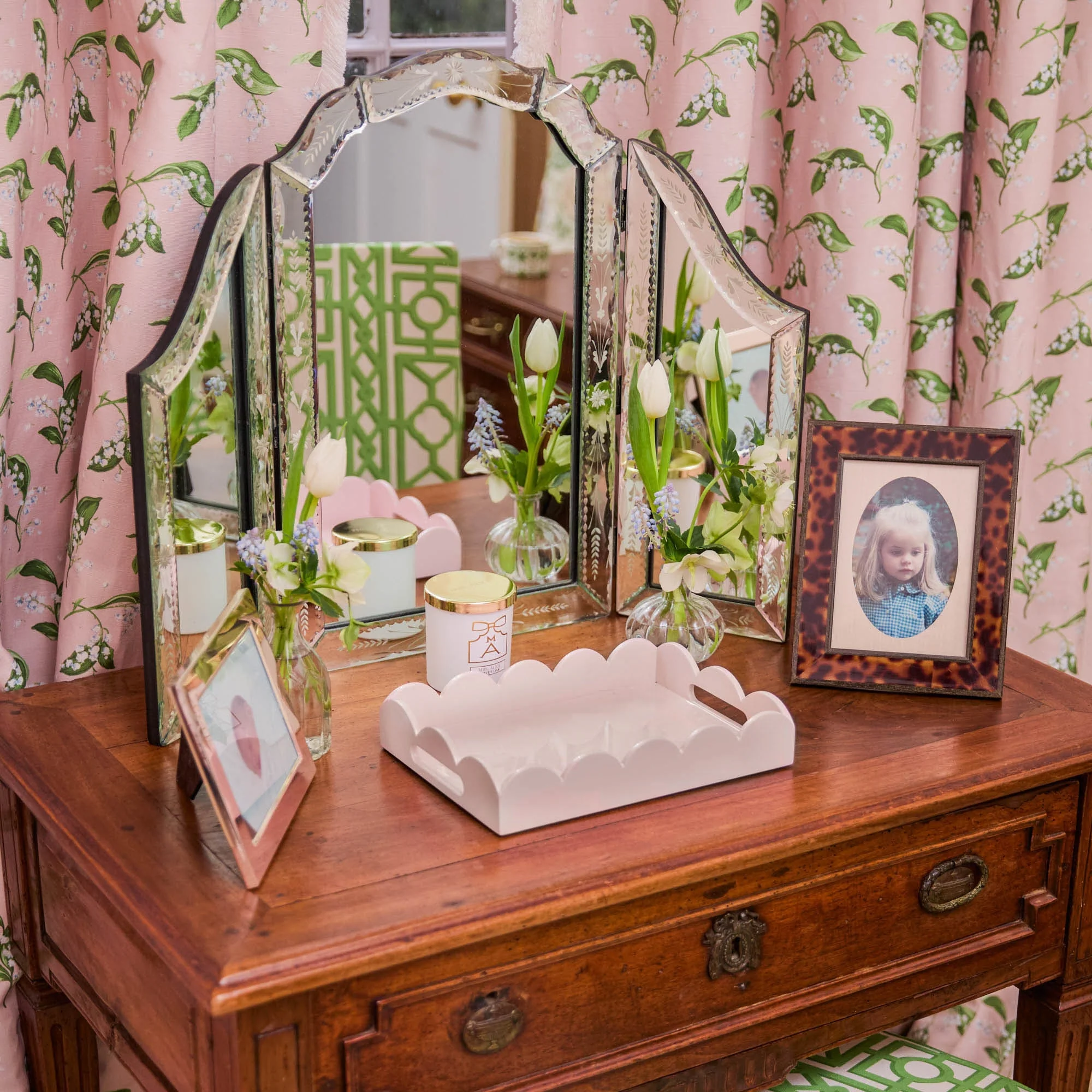 Soft Pink Small Scalloped Lacquer Tray - Image 11
